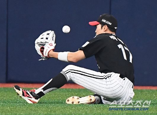 10일 서울 고척스카이돔에서 열린 LG-키움전. 3회말 무사 김건희의 타구를 중견수 박해민이 다이빙캐치로 아웃시킨 후 글러브에서 공을 꺼내고 있다. 고척=정재근 기자 cjg@sportschosun.com/2025.4.10/