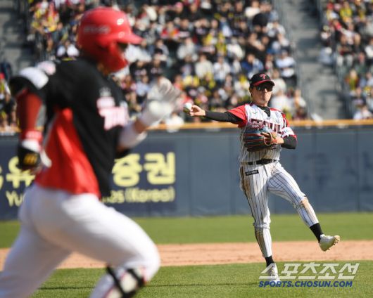 6일 서울 잠실구장에서 열린 KIA-LG전. 8회초 무사 한준수의 내야땅볼을 잡은 2루수 신민재가 1루로 송구하고 있다. 잠실=정재근 기자 cjg@sportschosun.com/2025.4.6/