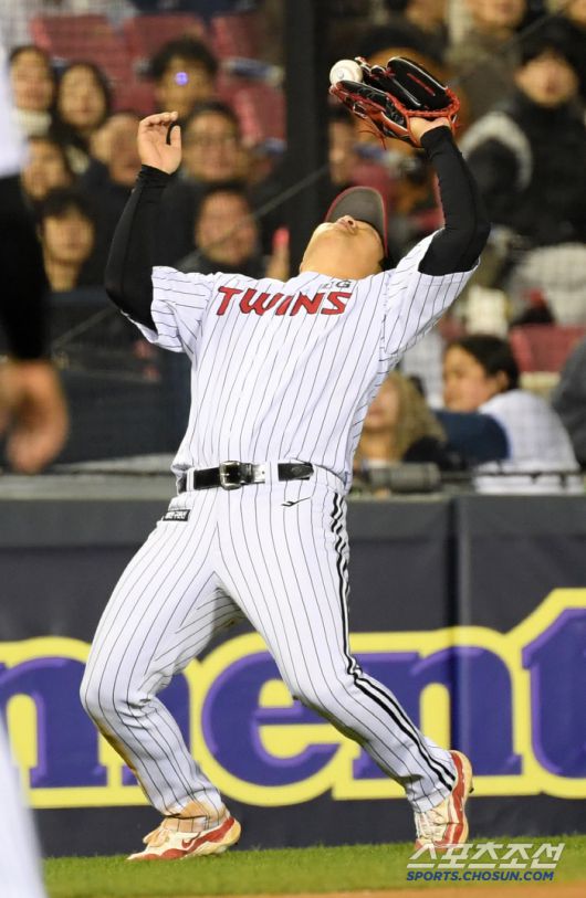 15일 잠실구장에서 열린 LG 트윈스와 삼성 라이온즈의 경기. 6회초 2사 1루 삼성 김성윤 타구를 LG 3루수 문보경이 잡아내고 있다. 잠실=박재만 기자 pjm@sportschosun.com/2025.04.15/