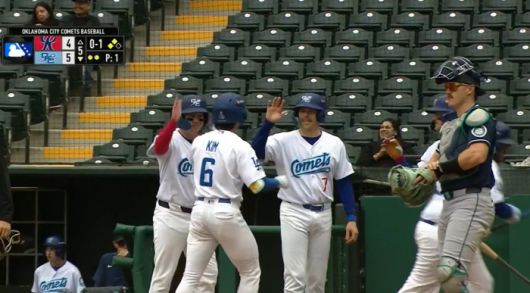 김혜성이 5회 홈런을 치고 들어와 먼저 홈을 밟은 동료들과 하이파이브를 하고 있다. 사진=MiLB.TV 캡처