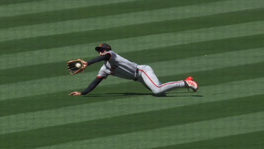 이정후가 6회말 에인절스 루이스 렌히포의 안타성 타구를 몸을 날려 잡아내고 있다. 사진=MLB.TV 캡처