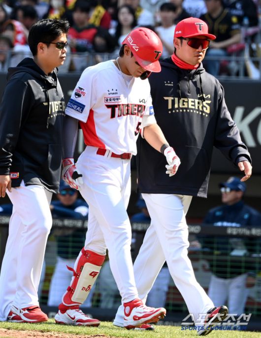 22일 광주KIA챔피언스필드에서 열린 NC와 KIA의 개막전, 3회말 KIA 김도영이 안타를 치고 1루에 나서다 다리통증을 호소하며 교체되고 있다. 광주=허상욱 기자wook@sportschosun.com/2025.03.22/