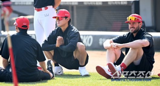 22일 광주KIA챔피언스필드에서 열린 NC와 KIA의 개막전, KIA 김도영과 위즈덤이 워밍업을 하고 있다. 광주=허상욱 기자wook@sportschosun.com/2025.03.22/