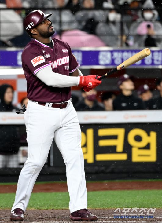 12일 대전 한화생명볼파크에서 열린 키움과 한화의 경기, 7회초 키움 푸이그가 우익수 뜬 공으로 물러나고 있다. 대전=허상욱 기자wook@sportschosun.com/2025.04.12/