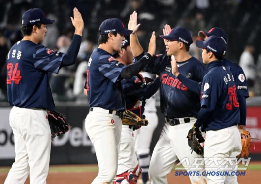 11일 부산 사직구장에서 열린 롯데와 NC의 경기, 롯데 가 7대5로 승리했다. 경기 종료 후 기쁨을 나누는 롯데 선수들의 모습. 부산=허상욱 기자wook@sportschosun.com/2025.04.11/