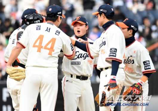 13일 대전 한화생명볼파크에서 열린 키움과 한화의 경기, 한화가 7대1로 승리하며 주말 3연전을 위닝시리즈로 끝냈다. 경기 종료 후 기뻐하는 한화 선수들의 모습. 대전=허상욱 기자wook@sportschosun.com/2025.04.13/