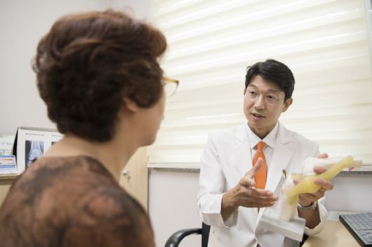 ◇이정훈 원장(오른쪽)이 노년층 근력 운동의 중요성에 대해 설명하고 있다. 사진제공=힘찬병원