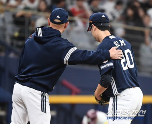 23일 서울 고척스카이돔에서 열린 두산-키움전. 4회말 무사 푸이그가 김유성의 얼굴쪽 위협구에 발끈하며 벤치 클리어링이 발생했다. 김유성이 교체되고 있다. 고척=정재근 기자 cjg@sportschosun.com/2025.4.23/