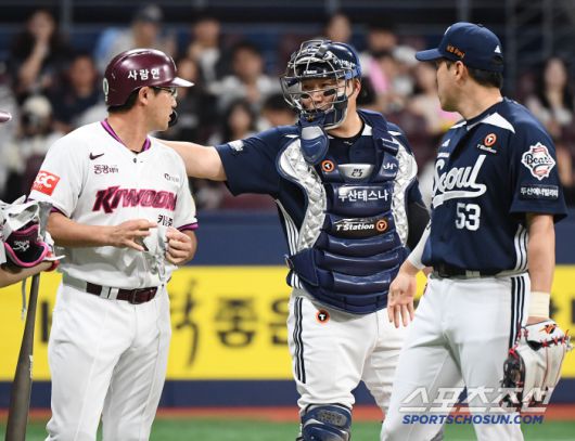 23일 서울 고척스카이돔에서 열린 두산-키움전. 2회말 1사 1루 임지열이 볼넷으로 출루하며 머리쪽으로 날라온 공에 대해 김유성에게 불만을 표했다. 양의지와 양석환이 사과하고 있다. 고척=정재근 기자 cjg@sportschosun.com/2025.4.23/