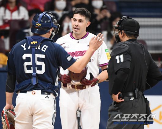 23일 서울 고척스카이돔에서 열린 두산-키움전. 4회말 무사 카디네스가 김유성의 얼굴쪽 위협구에 불만을 표시하자 양의지가 달래고 있다. 고척=정재근 기자 cjg@sportschosun.com/2025.4.23/