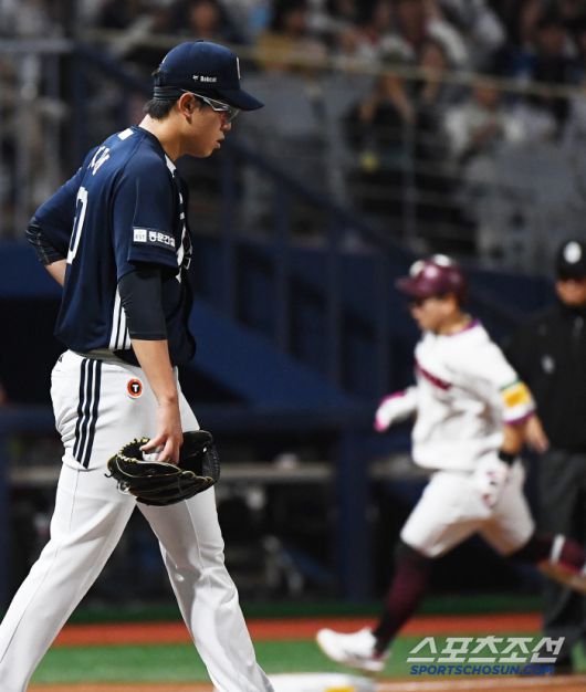 23일 서울 고척스카이돔에서 열린 두산-키움전. 4회말 무사 1루 최주환에게 투런포를 허용한 김유성. 고척=정재근 기자 cjg@sportschosun.com/2025.4.23/