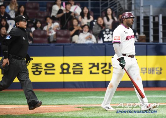 23일 서울 고척스카이돔에서 열린 두산-키움전. 4회말 무사 푸이그가 김유성의 얼굴쪽 위협구에 발끈하자 심판이 달려오고 있다. 고척=정재근 기자 cjg@sportschosun.com/2025.4.23/