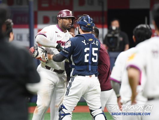 23일 서울 고척스카이돔에서 열린 두산-키움전. 4회말 무사 푸이그가 김유성의 얼굴쪽 위협구에 발끈하자 양의지가 달려와 말리고 있다. 고척=정재근 기자 cjg@sportschosun.com/2025.4.23/