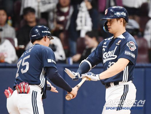 22일 서울 고척스카이돔에서 열린 두산-키움전. 9회초 2사 김재환이 솔로포를 친 후 환영받고 있다. 고척=정재근 기자 cjg@sportschosun.com/2025.4.22/