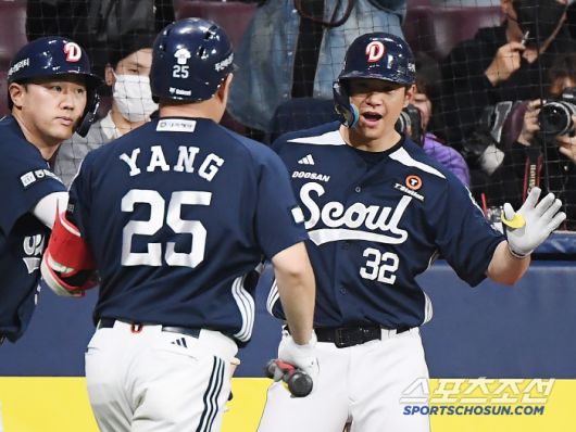 22일 서울 고척스카이돔에서 열린 두산-키움전. 9회초 1사 1루 투런포를 친 양의지가 김재환의 환영을 받고 있다. 고척=정재근 기자 cjg@sportschosun.com/2025.4.22/