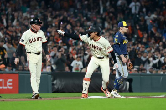 이정후가 22일(한국시각) 밀워키전에서 7회 3루타를 치고 동료들을 향해 세리머니를 하고 있다. AFP연합뉴스