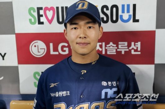 NC 김휘집이 22일 잠실 LG전서 결승타를 치고 취재진과 인터뷰하고 있다. 잠실=권인하 기자