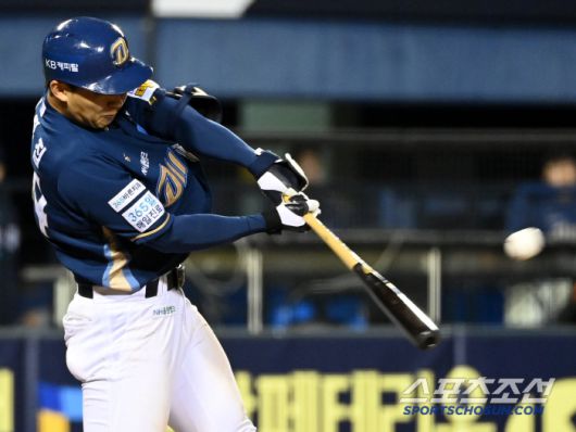 22일 잠실야구장에서 열린 NC와 LG의 경기, 연장 10회초 1사 2루 NC 김휘집이 1타점 2루타를 치고 있다. 잠실=허상욱 기자wook@sportschosun.com/2025.04.22/