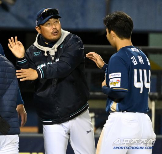 22일 잠실야구장에서 열린 NC와 LG의 경기, NC가 6대5로 승리하며 3연패에서 탈출했다. 승리의 기쁨을 나누는 이호준 감독과 김휘집의 모습. 잠실=허상욱 기자wook@sportschosun.com/2025.04.22/