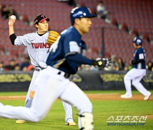 22일 잠실야구장에서 열린 NC와 LG의 경기, 4회초 무사 2루 LG 임찬규가 NC 김휘집의 희생번트 타구를 잡아 1루로 던지고 있다. 잠실=허상욱 기자wook@sportschosun.com/2025.04.22/