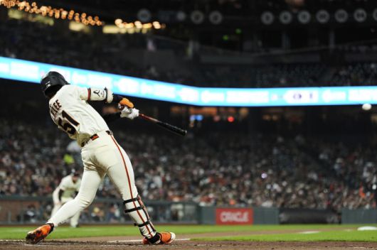 지난 22일(한국시각) 밀워키 브루어스전에서 7회말 우중간 적시 3루타를 날리고 있는 이정후. AP연합뉴스