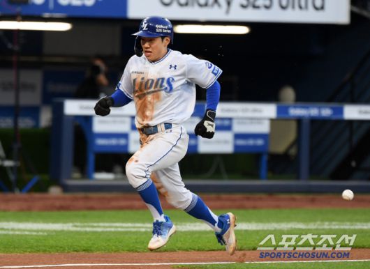 1회 1사 3루 희싱타 때 김지찬이 태그업 후 홈을 향해 달리고 있다.