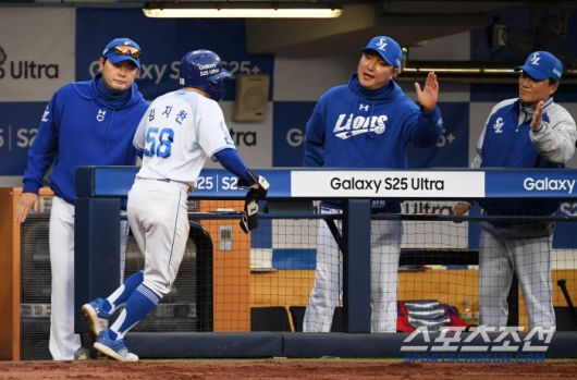 이진영 타격 코치는 김지찬만 보고 있어도 배가 부른 하루였다.