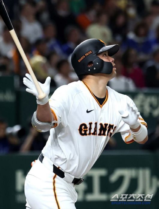 5번-1루수로 선발출전한 오시로. 8회 2점 홈런을 터트려 2대0 승리를 이끌었다. 사진캡처=요미우리 자이언츠 SNS