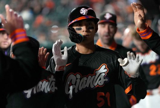 이정후가 지난 23일(한국시각) 밀워키전에서 8회 득점을 올린 뒤 동료들의 환영을 받고 있다. AFP연합뉴스