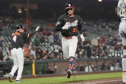 23일(한국시각) 밀워키전에서 8회 볼넷으로 출루한 뒤 홈을 밟고 있는 이정후. AP연합뉴스