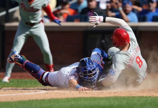 필라델피아 필리스 8회초 공격에서 뉴욕 메츠 포수 헤이든 센저가 맥스 케플러의 우전안타 때 홈으로 파고드는 2루주자 닉 카스테야노스를 태그아웃하고 있다. AFP연합뉴스