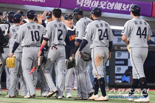 경기 종료 후 승리의 기쁨을 나누고 있는 한화 선수들.