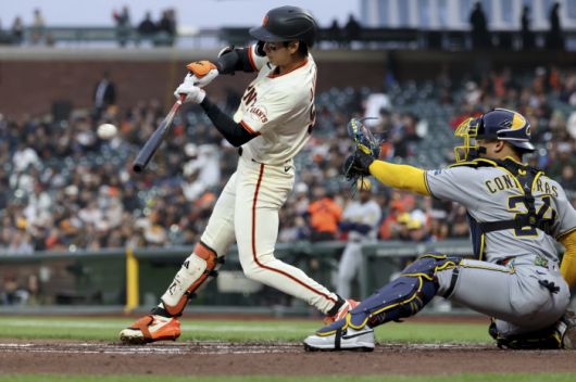 샌프란시스코 자이언츠 이정후가 24일(한국시각) 오라클파크에서 열린 밀워키 브루어스전에서 1회말 좌전안타를 날리고 있다. AP연합뉴스