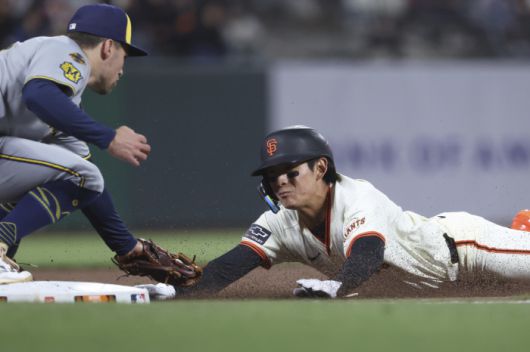 이정후가 7회말 내야안타로 출루한 뒤 3루 도루를 시도하다 태그아웃되고 있다. AP연합뉴스