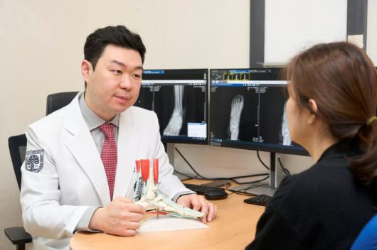 진료 중인 경민규 교수