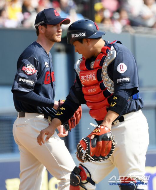 22일 잠실구장에서 열린 LG 트윈스와 롯데 자이언츠의 경기. 롯데 반즈, 유강남이 숨을 고르고 있다. 잠실=박재만 기자 pjm@sportschosun.com/2025.03.22/