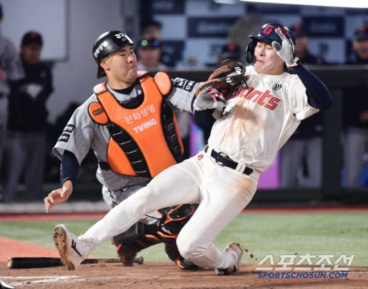 7회말 2사 2, 3루. 윤동희 안타 때 2루주자 나승엽이 홈에서 태그아웃을 당하고 있다.