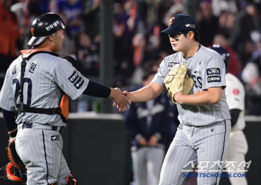 경기 종료 후 악수 나누는 이재원, 김서현.