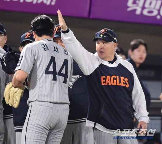 김서현 축하해주는 김경문 감독.