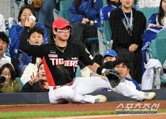 호수비도 멋졌지만 삼성 팬들 따뜻한 마음에 부상 없이 경기를 이어갈 수 있었던 박찬호.
