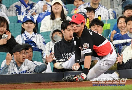 호수비에 탄식하던 삼성 팬들은 상대팀 선수를 보호하기 위해 동시에 양손을 뻗었다.