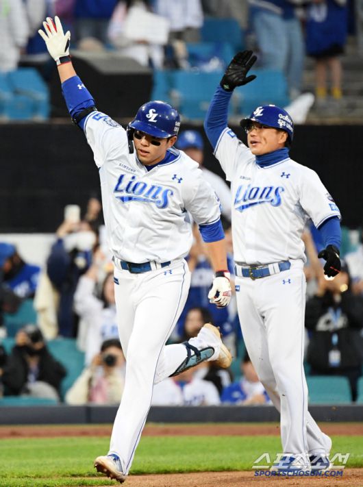 2회 박병호 볼넷 출루 이후 투런포를 터뜨렸던 김영웅이 환호하고 있다.