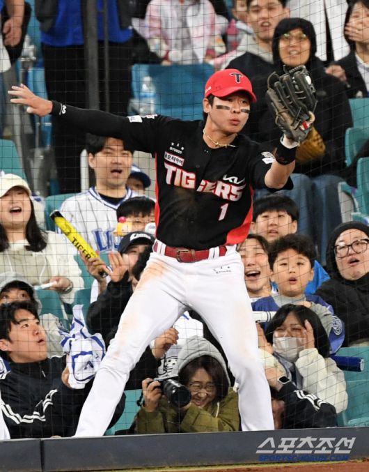 안전망 충돌도 불사하고 타구만 보고 달려온 유격수 박찬호.