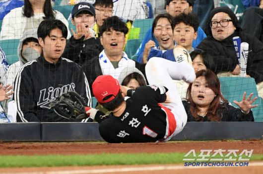 충돌 후 그라운드로 튕겨 나온 박찬호는 끝까지 글러브 속 볼이 들어있는지 확인했다.