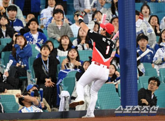 빗맞은 타구는 잡았지만 안전망과 충돌을 앞둔 박찬호는 급히 몸을 틀었다.