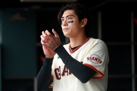 5회말 볼넷으로 출루한 뒤 맷 채프먼의 투런홈런으로 홈을 밟은 이정후가 박수를 치고 있다. AFP연합뉴스