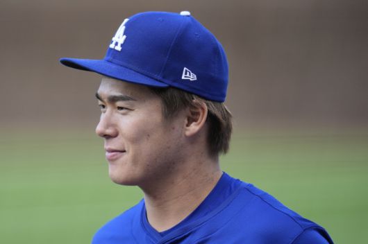 야마모토 요시노부가 24일(한국시각) 훈련 도중 어딘가를 응시하고 있다. AP연합뉴스