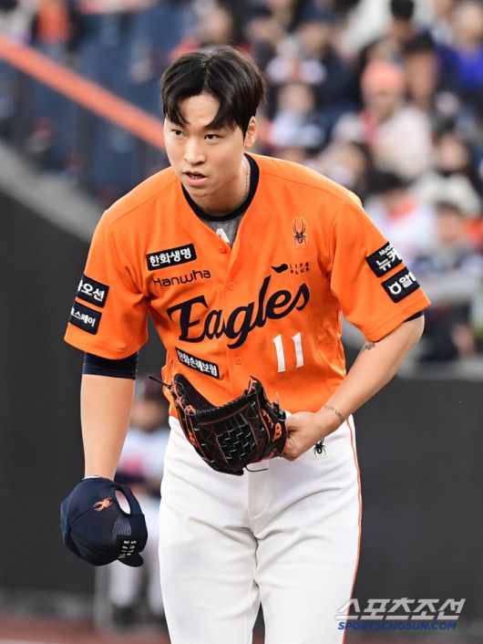 25일 대전 한화생명볼파크에서 열린 한화와 KT의 경기. 1회초 투구에 앞서 KT 팬들에게 인사를 하고 있는 한화 선발 엄상백. 대전=송정헌 기자songs@sportschosun.com/2025.04.25/