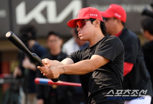 25일 광주 기아챔피언스필드에서 열린 KIA 타이거즈와 LG 트윈스의 경기. 부상에서 복귀한 KIA 김도영이 훈련을 하고 있다. 광주=박재만 기자 pjm@sportschosun.com/2025.04.25/