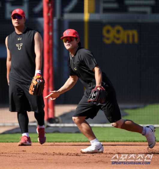 25일 광주 기아챔피언스필드에서 열린 KIA 타이거즈와 LG 트윈스의 경기. 부상에서 복귀한 KIA 김도영이 훈련을 하고 있다. 광주=박재만 기자 pjm@sportschosun.com/2025.04.25/